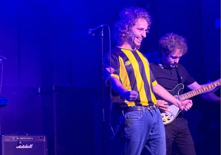 El vocalista de Alcalá Norte Álvaro Rivas se subió al escenario con la camiseta del Barakaldo.