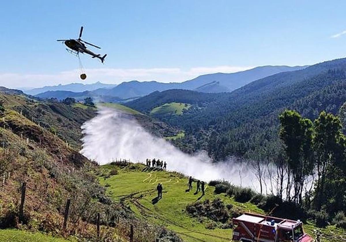 Imagen espectacular del nuevo helicóptero descargando ayer agua en Peñas Negras.