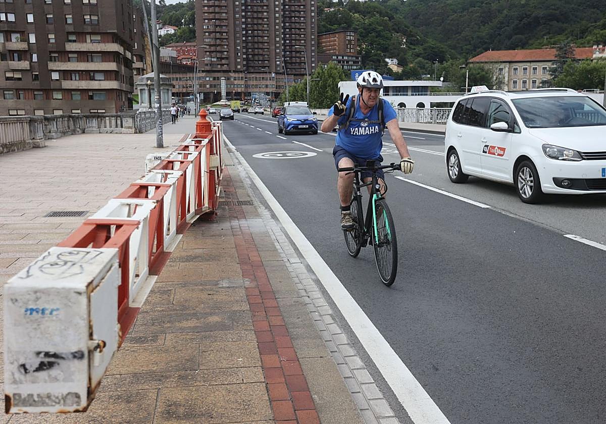 Zona del puente de Deusto donde se habilitará un carril bici.