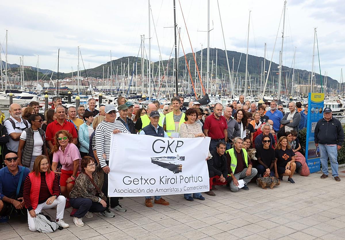 Amarristas de Getxo, comerciantes, familiares y amigos, momentos antes de subirse a sus embarcaciones para protagonizar la protesta de esta mañana.