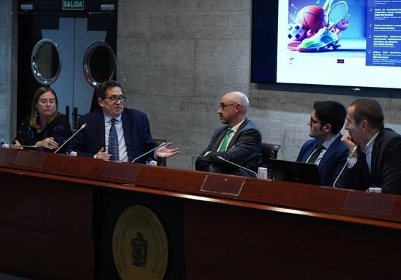 David Salinas-Armendariz, segundo por la izquierda, durante su ponencia el jueves en el Colegio de Abogados de Bizkaia.