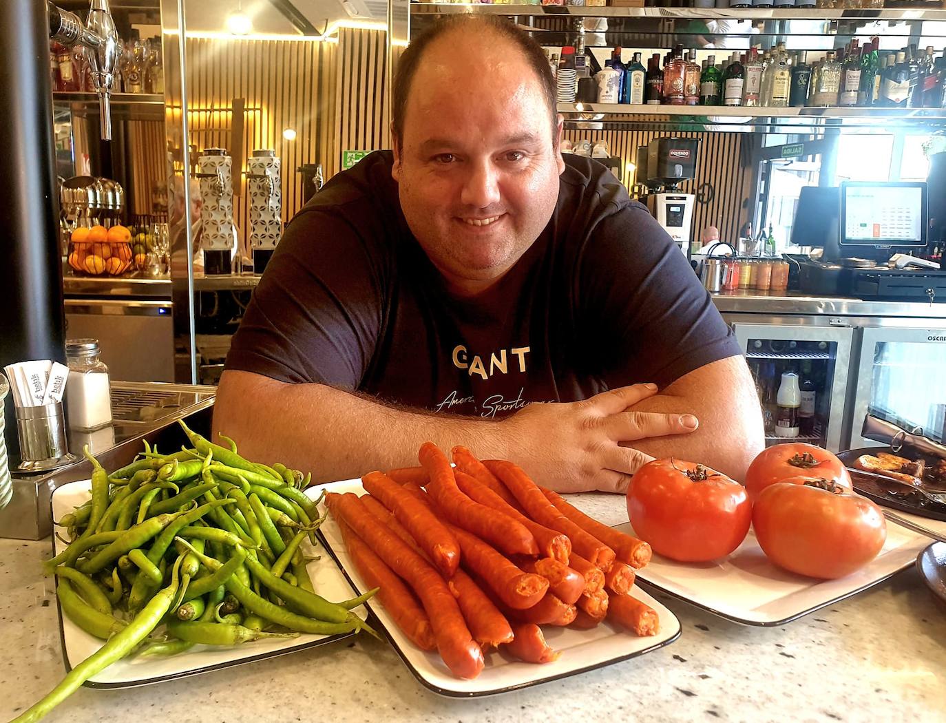 Un rincón con cocina de toda la vida: ensaladilla rusa, tigres, bacalao ajoarriero...