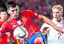 Dani Vivian despeja el balón en presencia de Gronbaek.