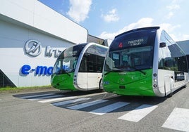 Los dos nuevos autobuses, en las cocheras de Irizar E-mobility.