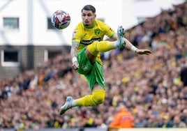 Borja Sainz controla un balón de forma acrobática durante un partido del Norwich de esta temporada.