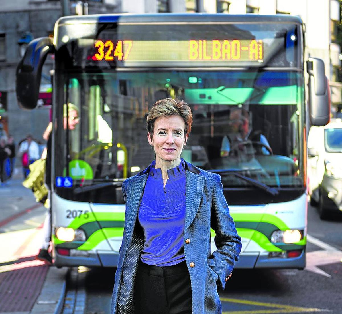 Sonia Pérez, diputada foral de Transportes, posa frente a un Bizkaibus en la plaza Moyua.