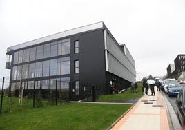 Vista exterior del edificio de Fabrika en Miramón.