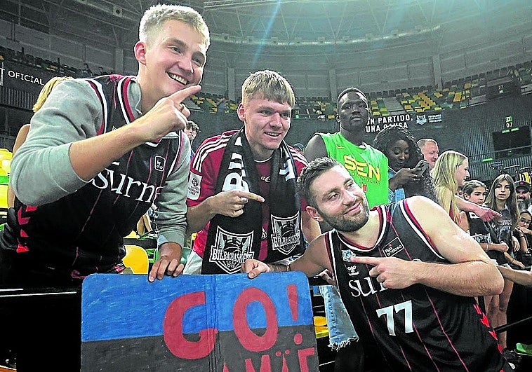 La afición de Miribilla celebra la victoria con Kullamae.