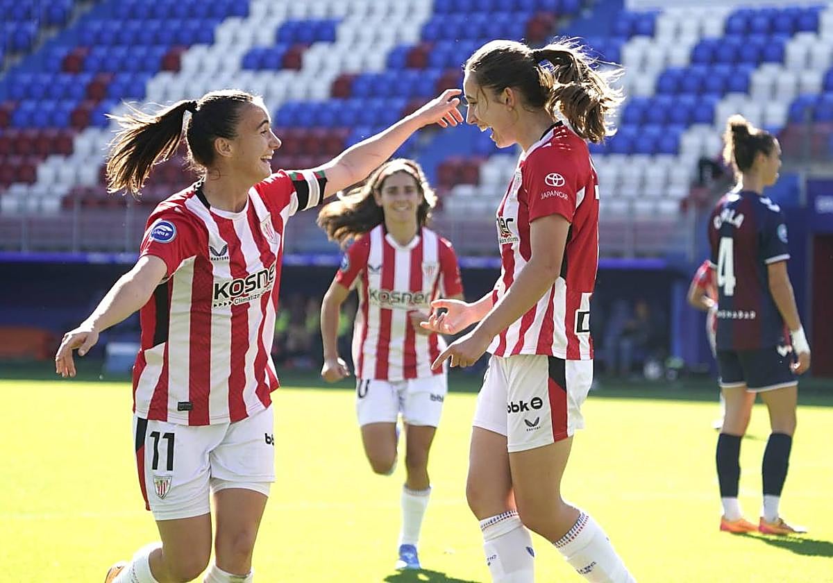 Azkona y Pinedo celebran el primer gol rojiblanco.