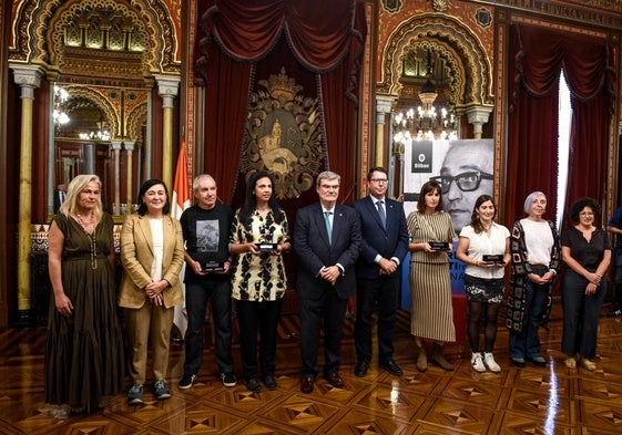 El alcalde Juan Mari Aburto y el concejal de Cultura, Gonzalo Olabarria, junto a los tres premiado en euskera y Verónica Avilés Calderón, la única galardonada (accésit) en la modalidad en castellano que ha estado presente en la entrega de premios.