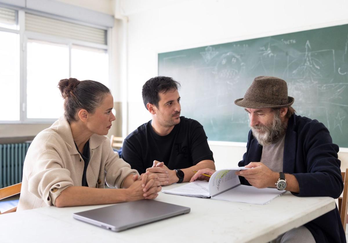 Patricia López Arnaiz, David Pérez Sañudo y Antonio de la Torre, durante los ensayos de la película 'Sacamantecas'.