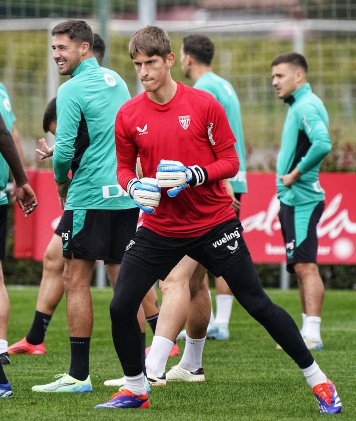 Imagen secundaria 2 - Arriba, Simón bromea con Gorosabel en presencia de Galarreta. A la izquierda, Valverde da indicaciones al grupo. A la derecha, Gastesi, que podría entrar en la convocatoria ante el Espanyol si Padilla no se recupera de su lesión de rodilla.