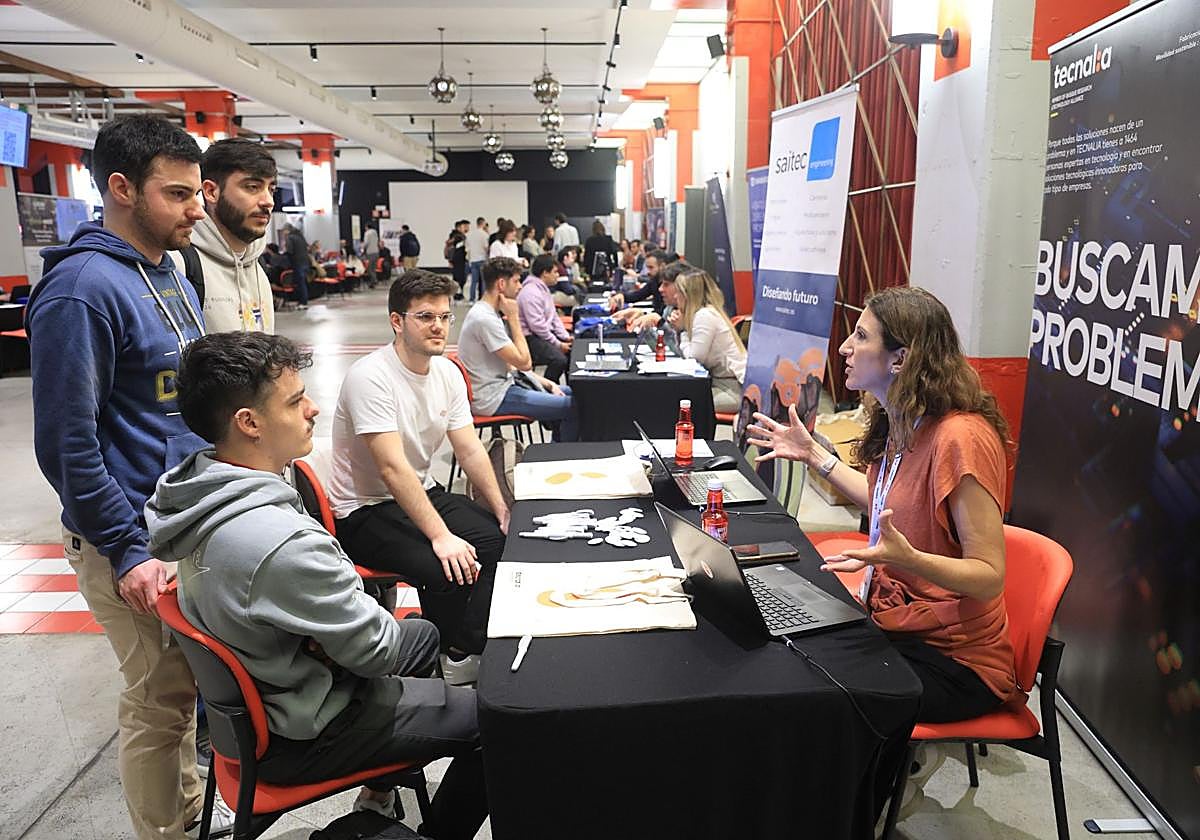 Alumnos de la Escuela de Ingeniería de Bilbao participan en una feria de empleo, el pasado mes de febrero.