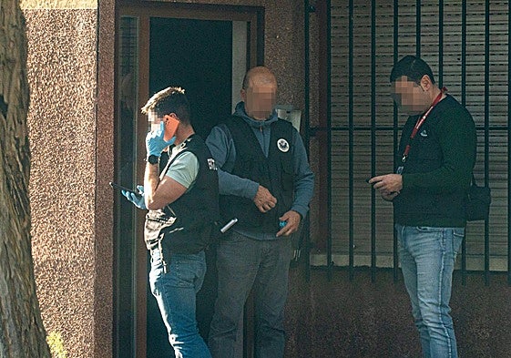 Ertzainas, durante el operativo.