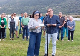 Alcaldes y electos de EH Bildu y grupos independientes de Busturialdea durante su comparecencia la tarde del martes en la tejera de Murueta.