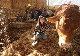 La ganadera Oneka Zaballa en su finca de Dima.