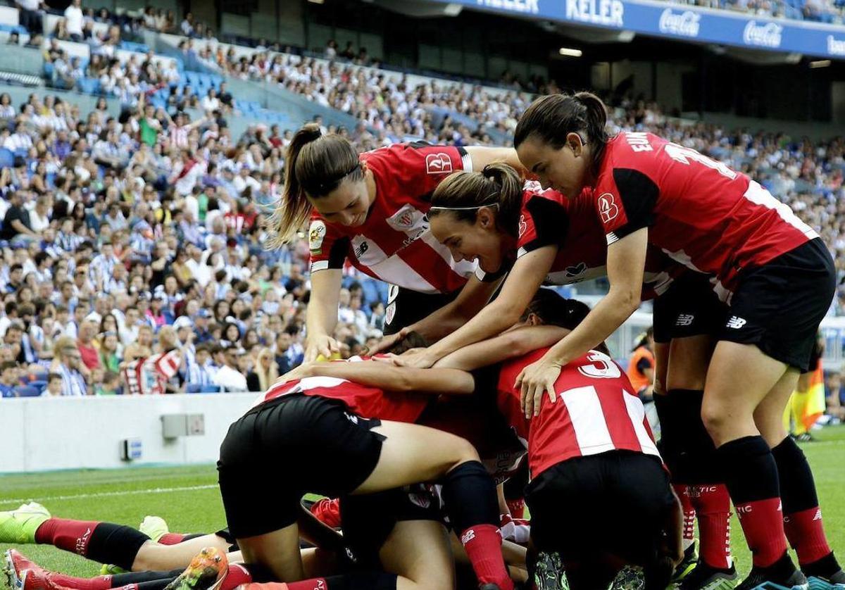 Las jugadoras del Athletic celebran un gol a la Real en un Anoeta abarrotado en octubre de 2019.