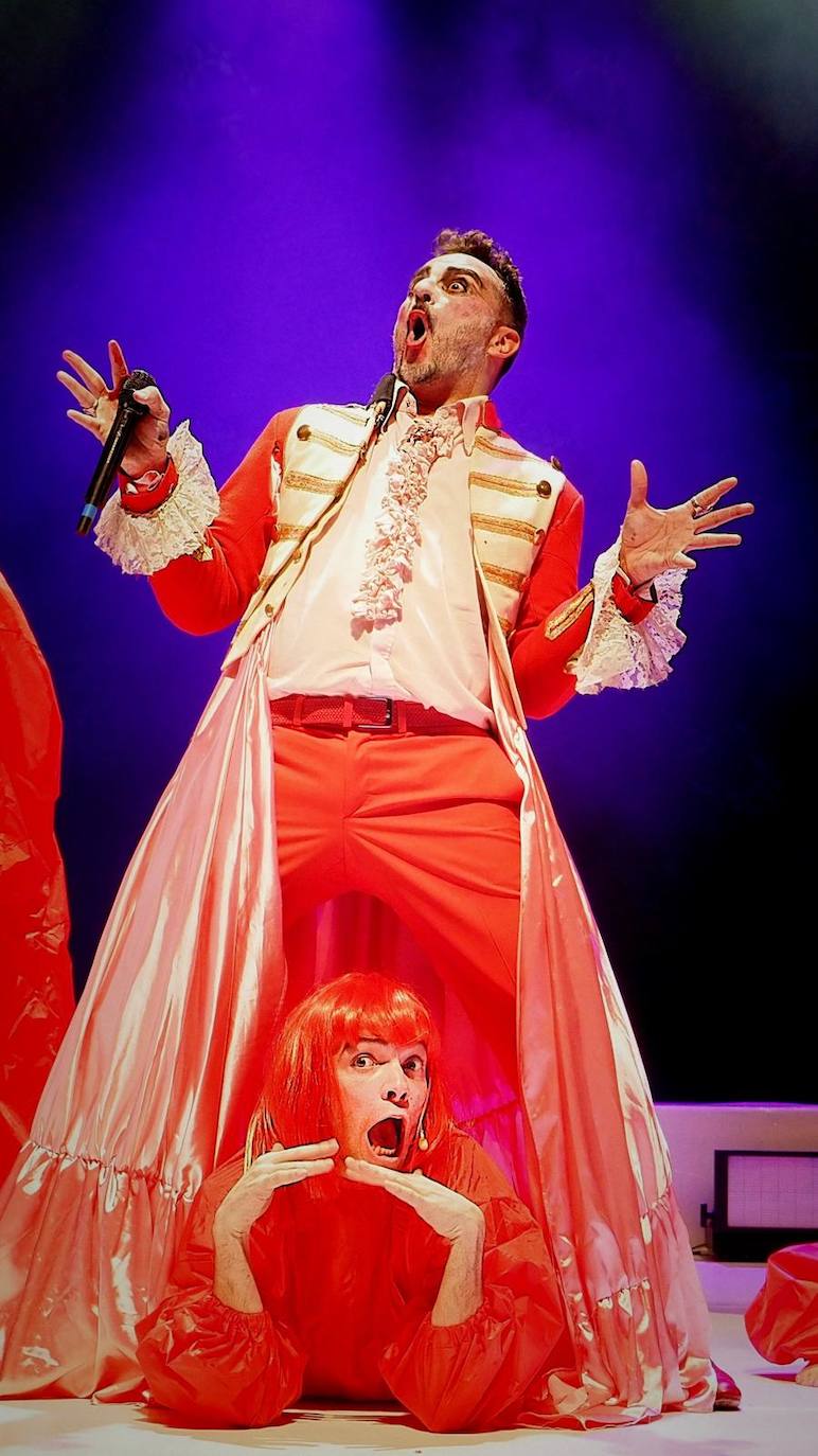 Asier Etxeandia, en una de sus actuaciones con Mastodonte.