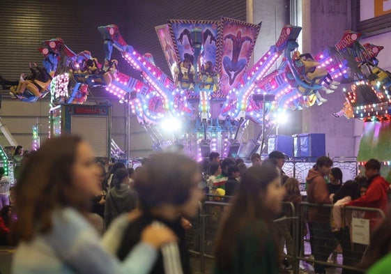 Gente esperando en una de las atracciones instaladas el pasado año.