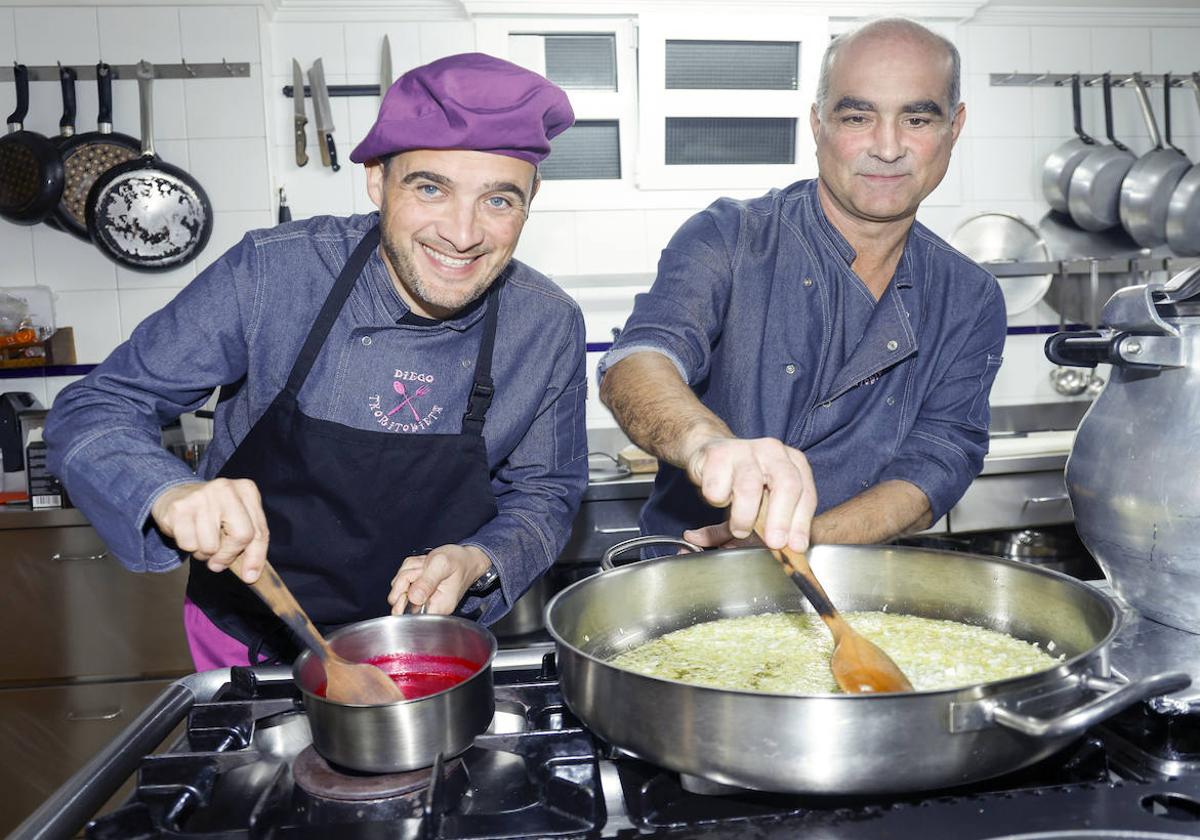 Diego Gaite, a la izquierda, y Armando Ochoa, de Txoritokieta, cocinan uno de los platos que les dio el triunfo en la edición pasada.