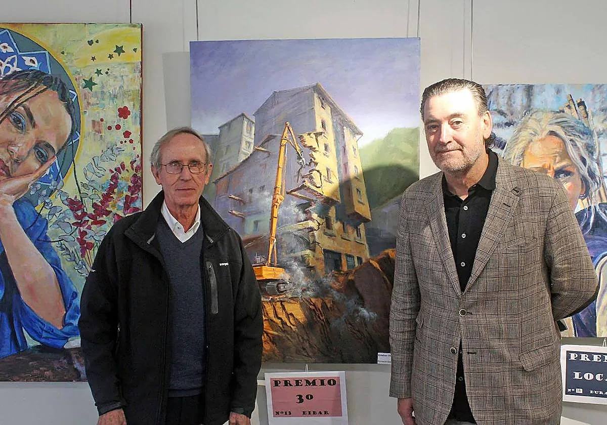 El eibarrés Esteban Oroz, tercero en la edición anterior, junto al director del Museo Bellas Artes de Bilbao, Miguel Zugaza.