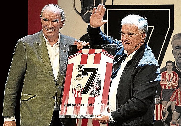 El 'Chopo' Iribar entrega a Dani una lámina con su número