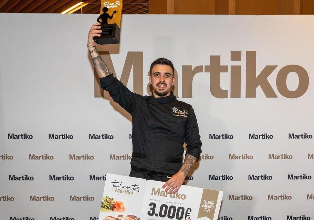 Juan García con el premio del concurso.