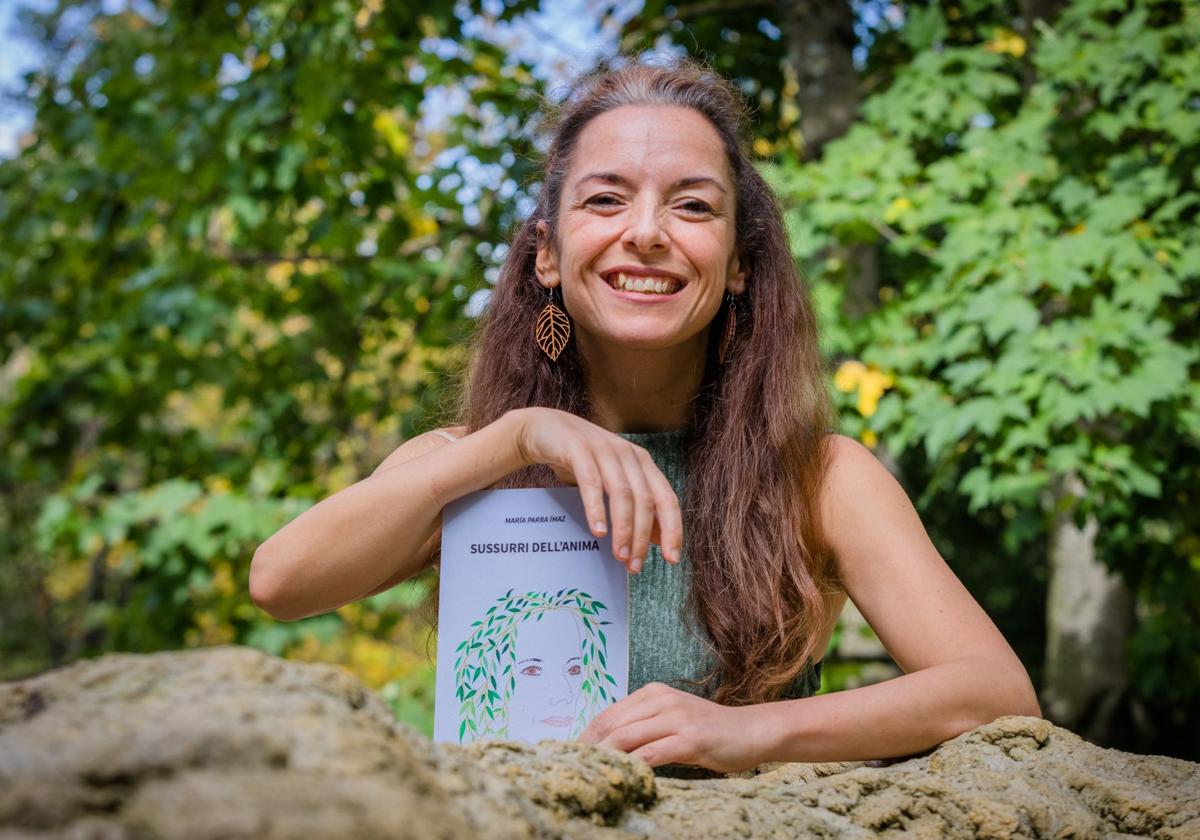 María Parra posa junto a un ejemplare de su libro, con poemas en castellano traducidos al italiano.