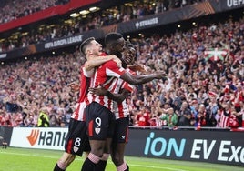 Sancet, Iñaki y Nico Williams celebran un gol.