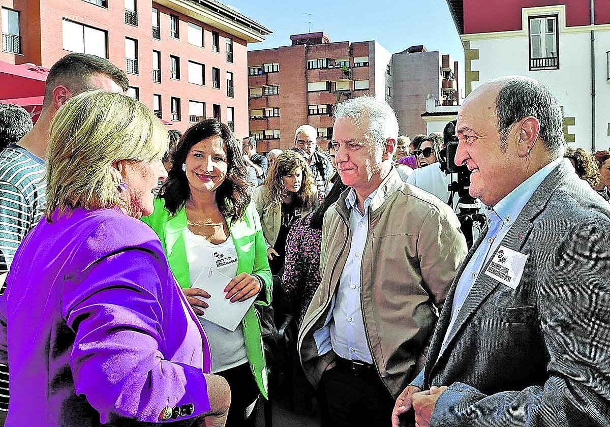 El exlehendakari, con Itxaso Atutxa y Andoni Ortuzar, en la reinauguración del batzoki de Mungia el pasado 13 de septiembre.