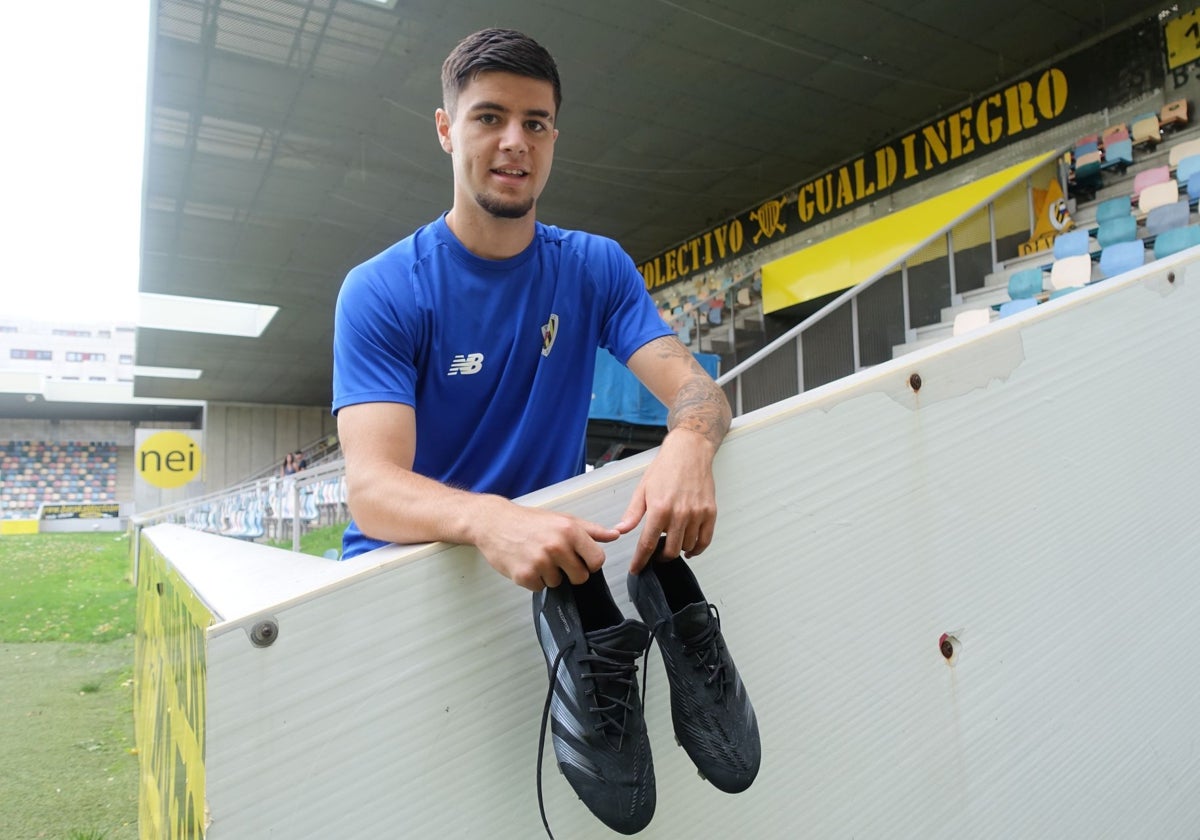 Jesús Martínez, recién llegado al Barakaldo, tuvo el bonito gesto de regalarle sus botas a un niño.