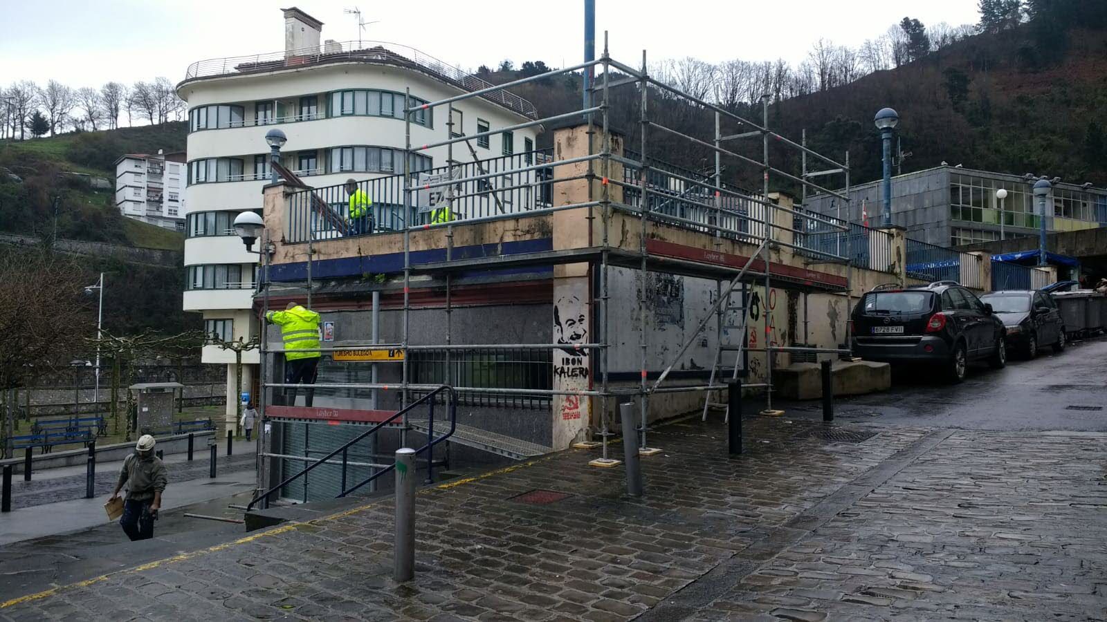 La estructura de la plaza situada sobre las oficinas municipales de Ondarroa no puede soportar peso.