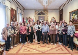 La alcaldesa de Vitoria, rodeada de los asistentes al acto de homenaje.