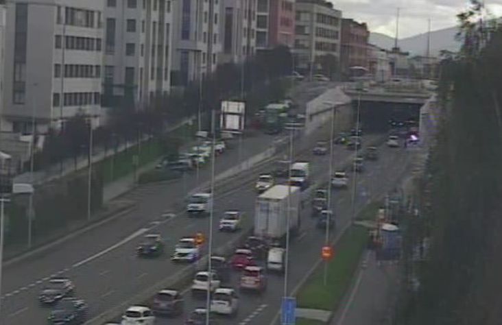 Finalizan las retenciones en la Avanzada dirección Bilbao por vehículo accidentado 