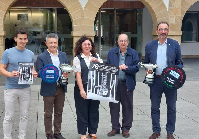 El concejal de Cultura y Deportes, Koldo Bilbao; el director de Actividad Física y Deporte del Gobierno vasco, Gorka Iturriaga; la alcaldesa, Ainhoa Salterain; el presidente del Club Zornotza y de la Federación Vasca de Atletismo, Juanjo Anderez; Director General de Deporte en la Diputación, Carlos Sergio.