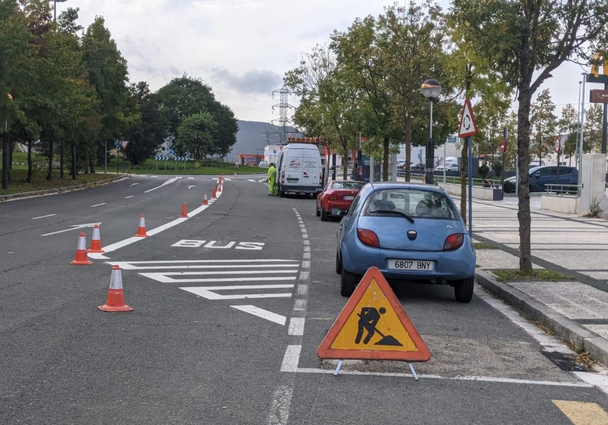 Este martes se pintó un carril exclusivo para los urbanos en la calle Bremen para reducir a dos las vías para coches.