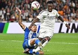 Benavídez pugna por un balón con Vinicius, en el partido disputado en el Santiago Bernabéu