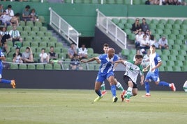 Jay pugna con un rival durante el amistoso de pretemporada del Alavés en El Sardinero.