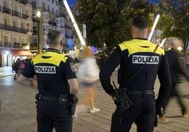 Policías ajenos a la información patrullan por el centro de Vitoria.