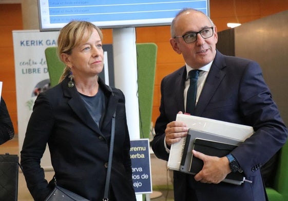 Ramiro González, junto a Eider Mendoza antes del Consejo Vasco de Finanzas