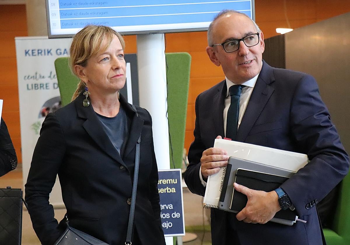 Ramiro González, junto a Eider Mendoza antes del Consejo Vasco de Finanzas