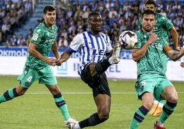 Sylla controla el balón en un partido contra el Levante.