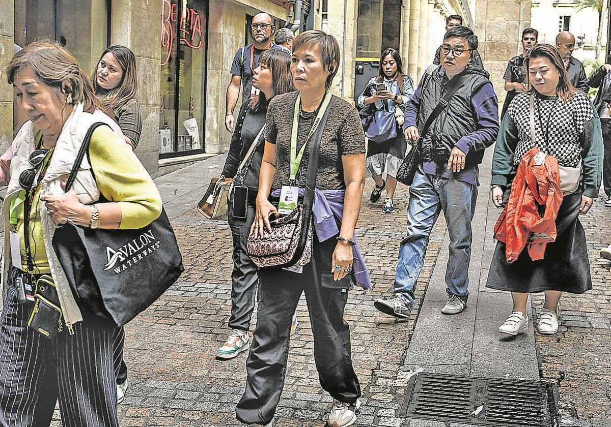 Turoperadores asiáticos recorren el Casco Viejo de Bilbao.