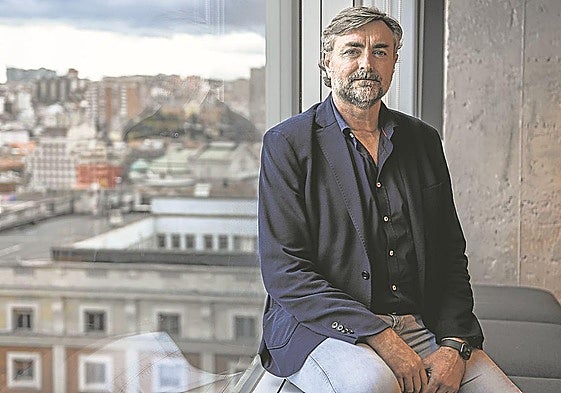 Escolástico Sánchez antes de la entrevista realizada ayer en la Torre Bizkaia en Bilbao.