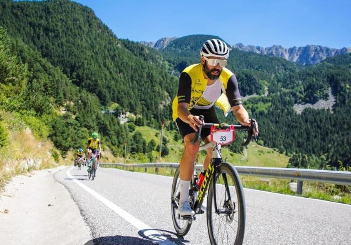 Eder Sarabia denuncia que un coche le embistió cuando iba en bicicleta: «Ayer me pude salvar, pero otros...»