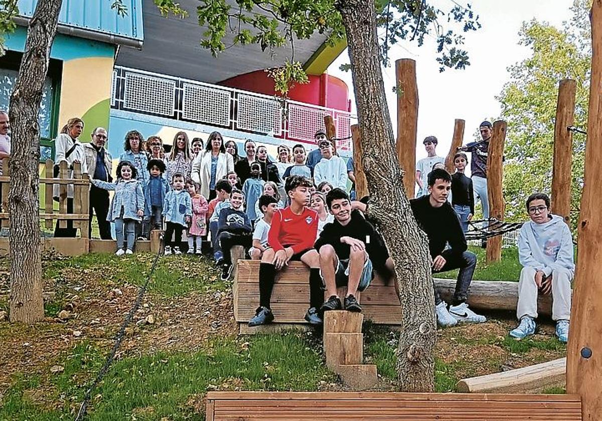 El alumnado posa junto a las autoridades en la inauguración.