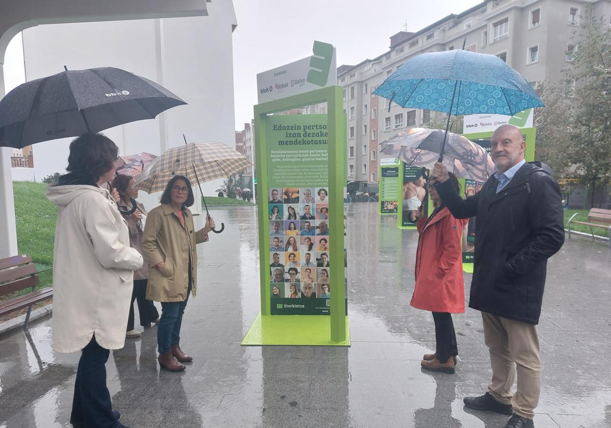 Amaia Agirre, alcaldesa de Getxo, junto a responsables de la Fundación Etorkitza.