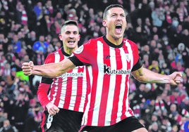 De Marcos celebra un gol junto a Sancet.