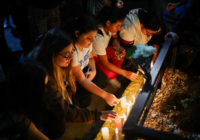 Multitud de fans se acercaron al hotel para rendir homenaje al cantante.