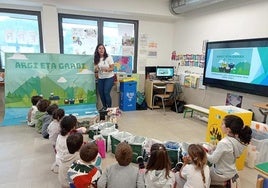 Un taller de reciclaje que forma parte del proyecto de educación ambiental de la Mancomunidad